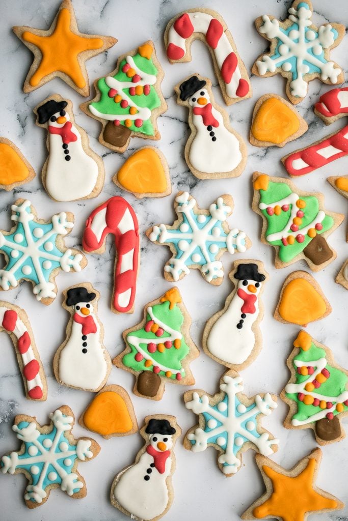  Las galletas de azúcar navideñas con glaseado real son doradas y crujientes por fuera, pero suaves y tiernas por dentro. La mejor y festiva galleta gourmet de vacaciones. | aheadofthyme.com