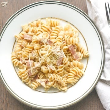 Creamy Pasta with Turkey Bacon: This delicious, smooth and creamy pasta is loaded with cheese and turkey bacon to yield the ultimate comfort food | aheadofthyme.com