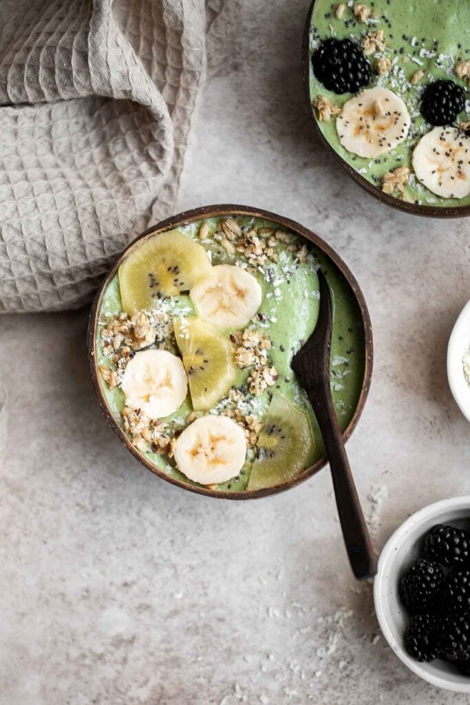 This green smoothie bowl is healthy, delicious, and nutritious. It's quick and easy to make in just minutes, for a quick energy boost to start the day. | aheadofthyme.com