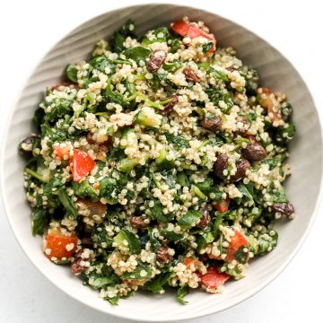 Take a bite into this refreshing, gluten-free quinoa spinach salad bursting with colourful tomatoes, cucumbers and raisins dressed with a lemon vinaigrette.