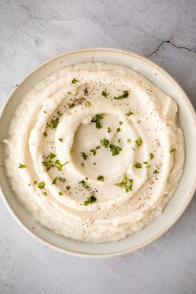 Lust auf eine große Portion Kartoffelpüree, aber mit einem Viertel der Kalorien? Jetzt können Sie mit cremigem Knoblauch Blumenkohl pürieren. Fertig in nur 20 Minuten. | aheadofthyme.com
