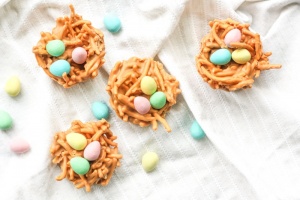 No Bake Butterscotch and Peanut Butter Bird's Nest Cookies: Spring is in the air and Easter is right around the corner. This calls for a batch of adorable no bake butterscotch and peanut butter bird's nest cookies | aheadofthyme.com