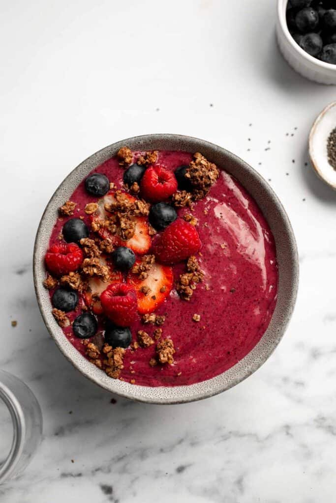 This Berry Smoothie Bowl is the best way to start the day. It’s quick and easy to make, healthy, and packed with nutrients. Customize it with toppings! | aheadofthyme.com