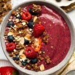 This Berry Smoothie Bowl is the best way to start the day. It’s quick and easy to make, healthy, and packed with nutrients. Customize it with toppings! | aheadofthyme.com