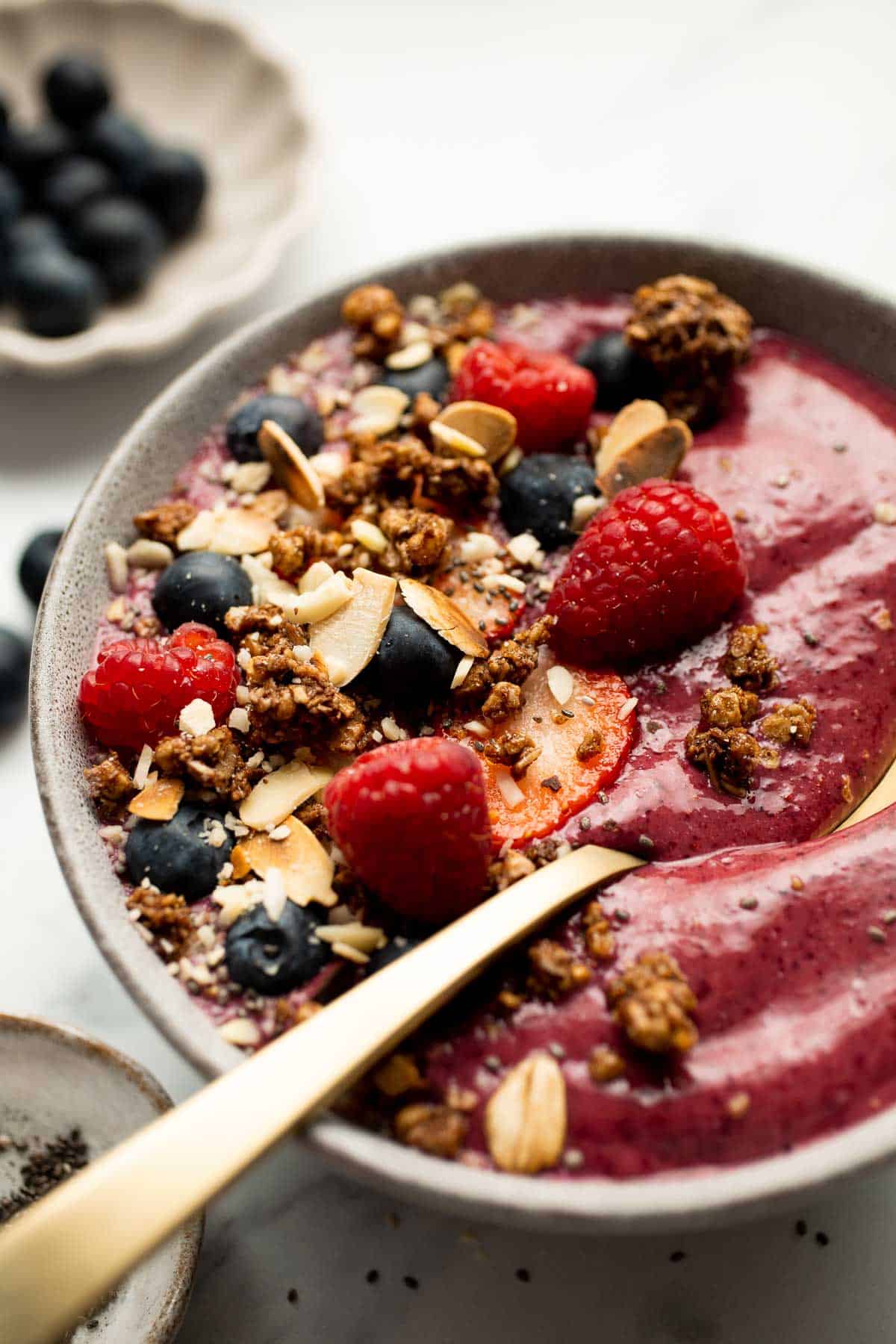 This Berry Smoothie Bowl is the best way to start the day. It’s quick and easy to make, healthy, and packed with nutrients. Customize it with toppings! | aheadofthyme.com