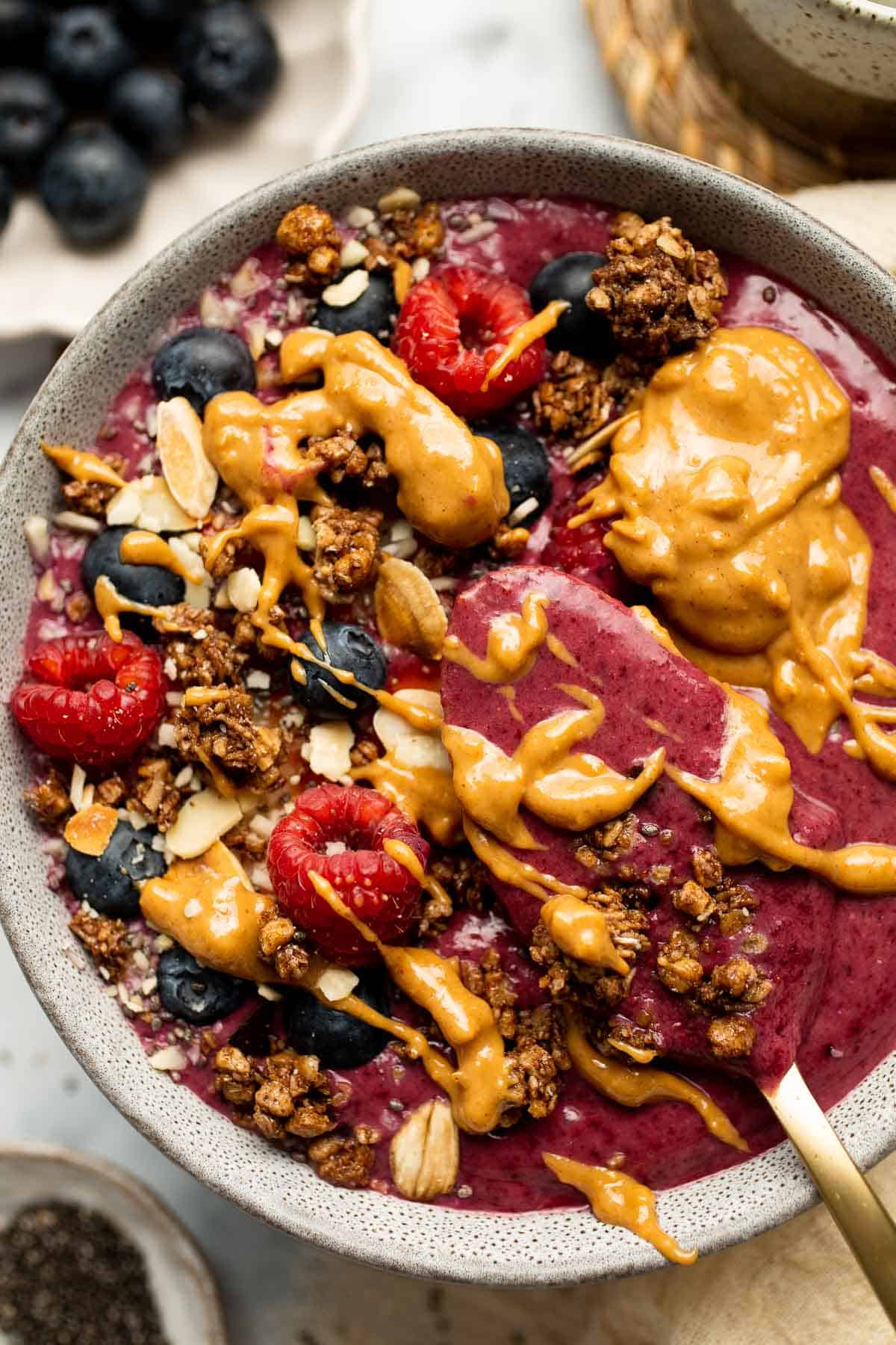 This Berry Smoothie Bowl is the best way to start the day. It’s quick and easy to make, healthy, and packed with nutrients. Customize it with toppings! | aheadofthyme.com