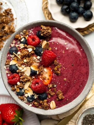 This Berry Smoothie Bowl is the best way to start the day. It’s quick and easy to make, healthy, and packed with nutrients. Customize it with toppings! | aheadofthyme.com