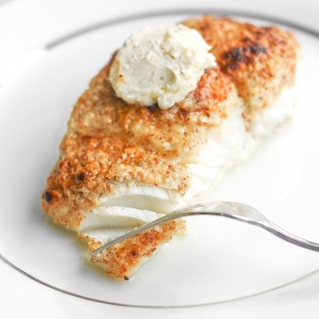 Almond-Crusted Halibut with Lemon Garlic Butter: You won't believe how easy it is to make fresh, flavourful and delicious almond-crusted halibut with lemon garlic butter this season | aheadofthyme.com