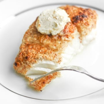 Almond-Crusted Halibut with Lemon Garlic Butter: You won't believe how easy it is to make fresh, flavourful and delicious almond-crusted halibut with lemon garlic butter this season | aheadofthyme.com