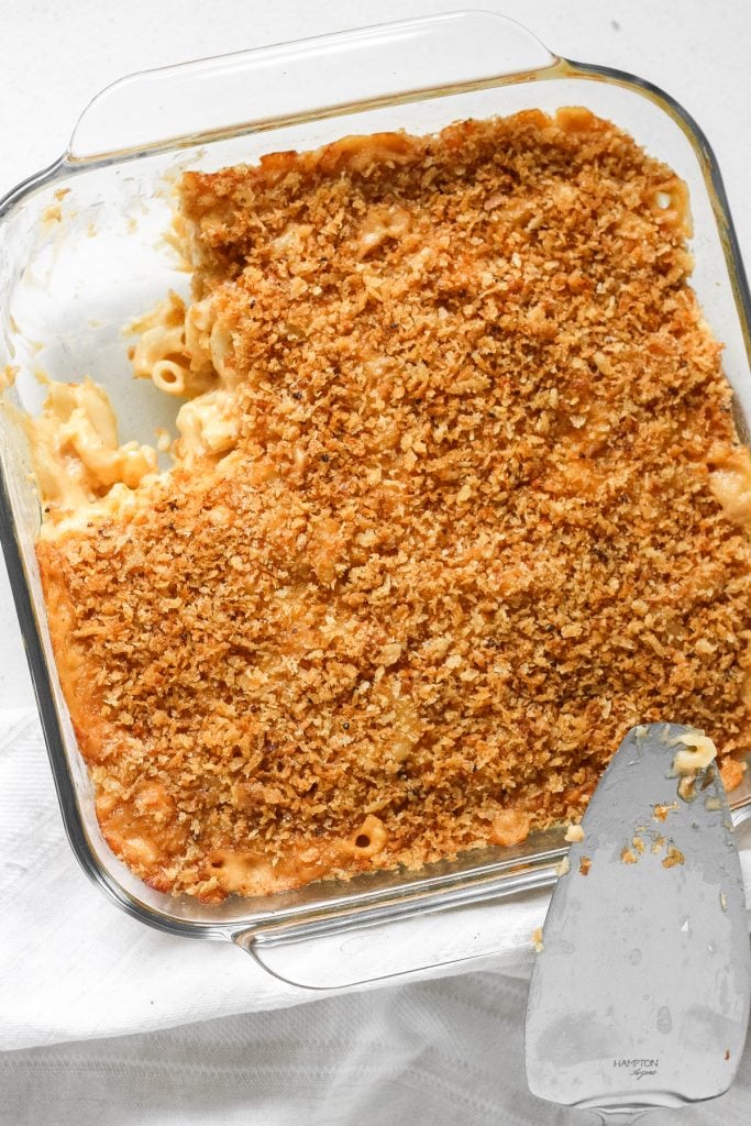 Es ist offiziell Herbst, also bringen Sie das ultimative Komfortessen mit - cremige, käsige, klassisch gebackene Makkaroni und Käse mit einem knusprigen Belag. | aheadofthyme.com's officially fall so bring on the ultimate comfort food -- creamy, cheesy, classic baked macaroni and cheese with a crunchy topping. | aheadofthyme.com
