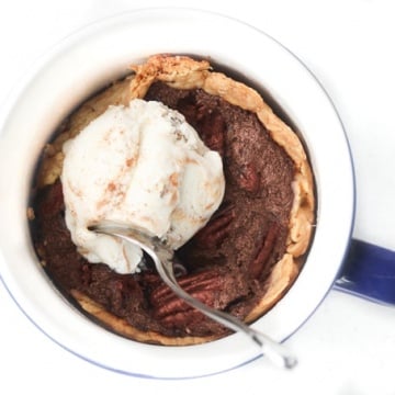 Pecan Pie in a Mug: In the mood for good old-fashioned pecan pie, but you don't want to make a whole pie? Satisfy your craving and make pecan pie in a mug instead! | aheadofthyme.com