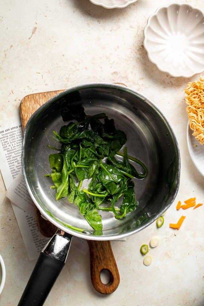 Put down that cup of instant noodles and make fresh, quick and easy Vegetarian Ramen in minutes with fresh vegetables, noodles and authentic umami flavours. | aheadofthyme.com