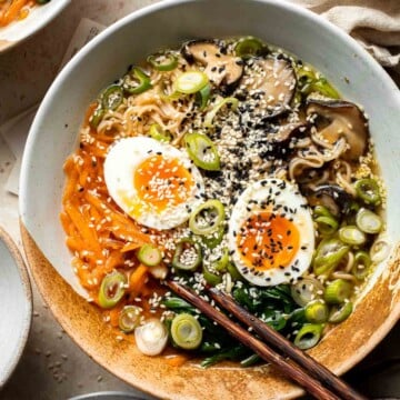 Put down that cup of instant noodles and make fresh, quick and easy Vegetarian Ramen in minutes with fresh vegetables, noodles and authentic umami flavours. | aheadofthyme.com