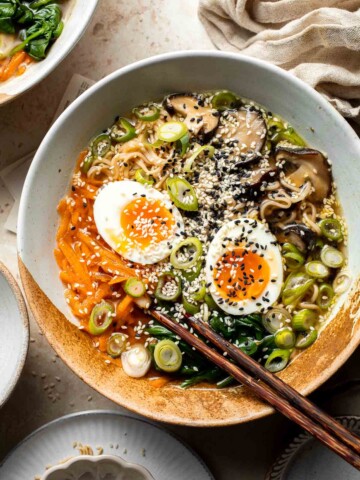 Put down that cup of instant noodles and make fresh, quick and easy Vegetarian Ramen in minutes with fresh vegetables, noodles and authentic umami flavours. | aheadofthyme.com