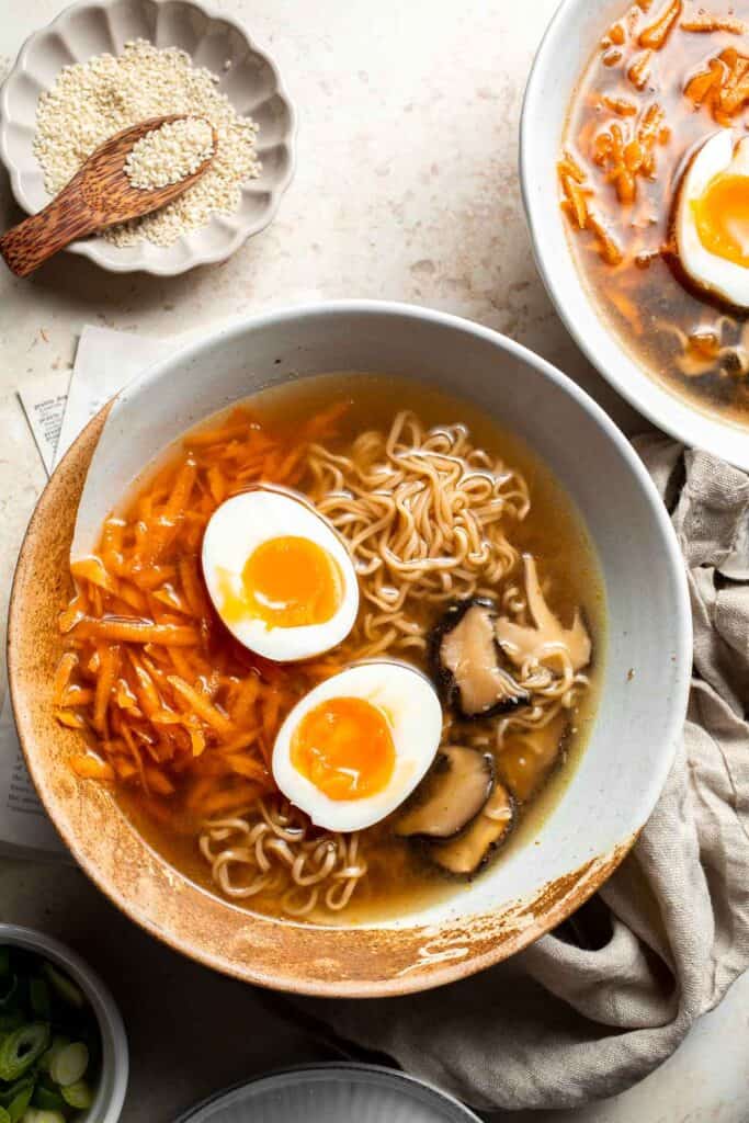 Put down that cup of instant noodles and make fresh, quick and easy Vegetarian Ramen in minutes with fresh vegetables, noodles and authentic umami flavours. | aheadofthyme.com