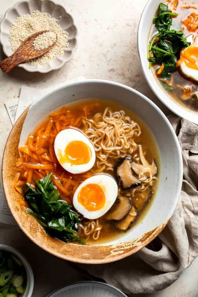 Put down that cup of instant noodles and make fresh, quick and easy Vegetarian Ramen in minutes with fresh vegetables, noodles and authentic umami flavours. | aheadofthyme.com