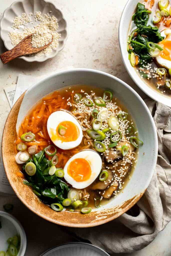 Put down that cup of instant noodles and make fresh, quick and easy Vegetarian Ramen in minutes with fresh vegetables, noodles and authentic umami flavours. | aheadofthyme.com