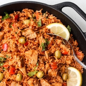 Packed with flavour, real ingredients and vibrant colours, one pot Spanish chicken and rice is the perfect no fuss, no clean up weeknight meal. | aheadofthyme.com