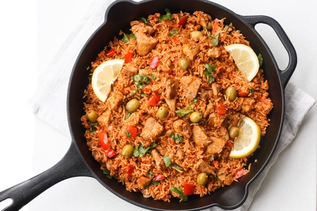 Packed with flavour, real ingredients and vibrant colours, one pot Spanish chicken and rice is the perfect no fuss, no clean up weeknight meal. | aheadofthyme.com