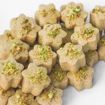 Persian Chickpea Cookies with Pistachio (Nan-e Nokhodchi) is a crumbly, melt-in-your-mouth cookie, made with the fragrant flavours of rose water, cardamom and pistachio. | aheadofthyme.com