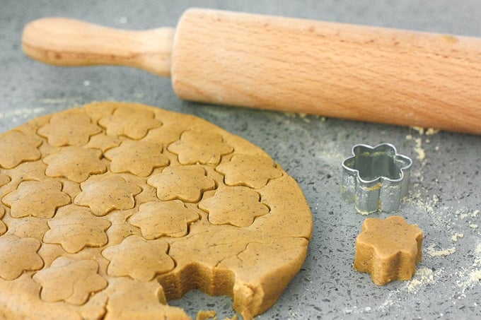 Persian Chickpea Cookies with Pistachio (Nan-e Nokhodchi) is a crumbly, melt-in-your-mouth cookie, made with the fragrant flavours of rose water, cardamom and pistachio. | aheadofthyme.com