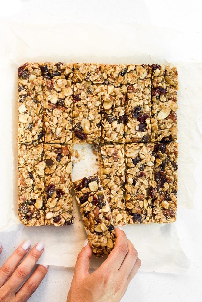 It's back to school and time to fill those lunch-boxes with chewy almond cranberry chocolate granola bars. They're healthy, vegan, and gluten-free! | aheadofthyme.com