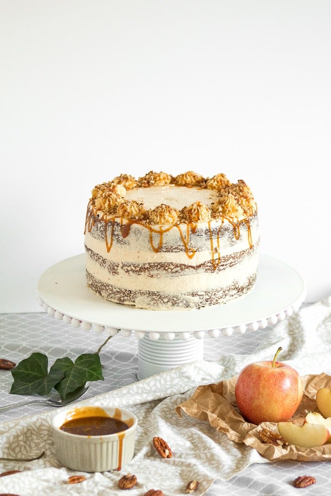 Apple cardamom cake med karamel pecan butter frosting er den perfekte efterårskage og er lavet ved at kombinere alle dine foretrukne efterårssmag sammen. | aheadofthyme.com