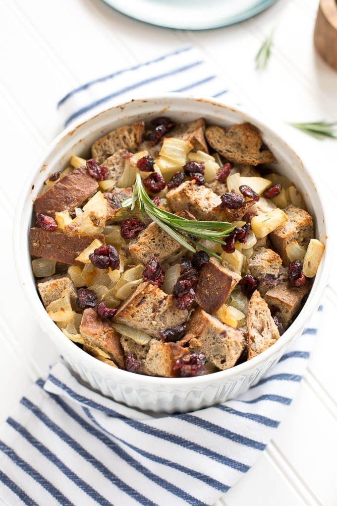 Cranberry-Walnussbrot gepaart mit sautierten Äpfeln, Zwiebeln und Rosmarin ist genau das, was Ihr Feiertagstisch braucht! Hallo Cranberry Walnuss Apfel Füllung! | aheadofthyme.com