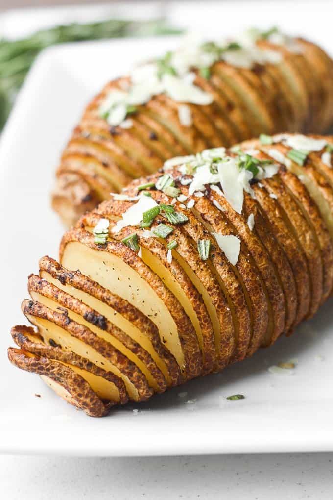 Hasselback-Kartoffeln mit Knoblauch-Kräuterbutter sind außen perfekt knusprig und innen zart und butterartig, mit Knoblauch und Rosmarin versetzt. | aheadofthyme.com