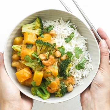 Warm yourself up this fall with a big bowl of comforting pumpkin chickpea coconut curry with cashews. This curry is also vegan and gluten-free! | aheadofthyme.com