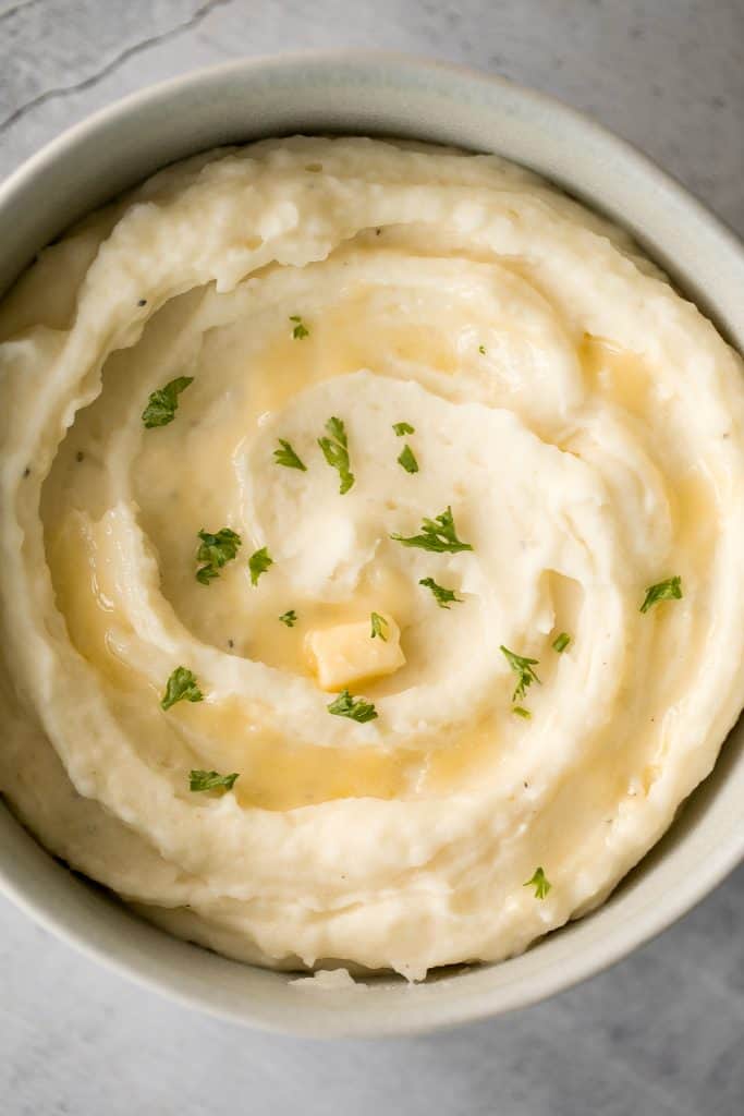 Cremig, butterartig und lecker, das ist das beste und cremigste Kartoffelpüree-Rezept, das Sie jemals finden werden. Es ist samtig, glatt und schmilzt im Mund. | aheadofthyme.com's velvety, smooth, and melts in your mouth. | aheadofthyme.com