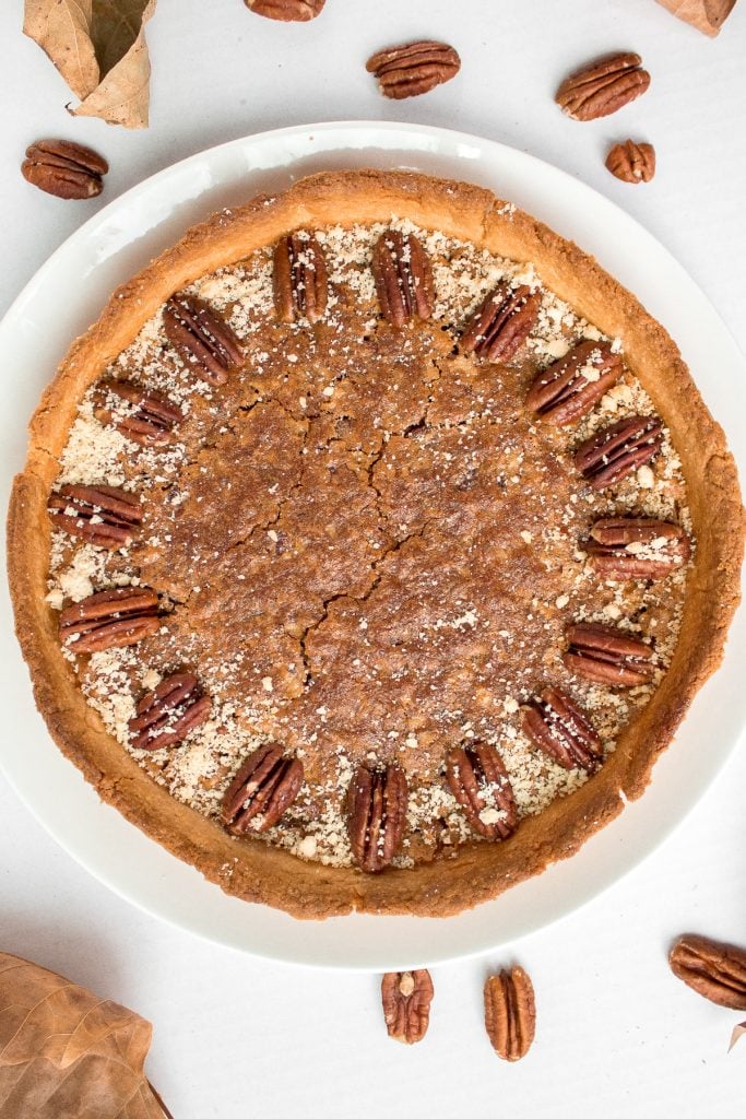 Geben Sie dem traditionellen Pekannusskuchen in dieser Weihnachtszeit eine Wendung, indem Sie fein gehackte Pekannüsse verwenden, um einen glatten Belag für diesen gehackten Pekannusskuchen zu erzielen! | aheadofthyme.com