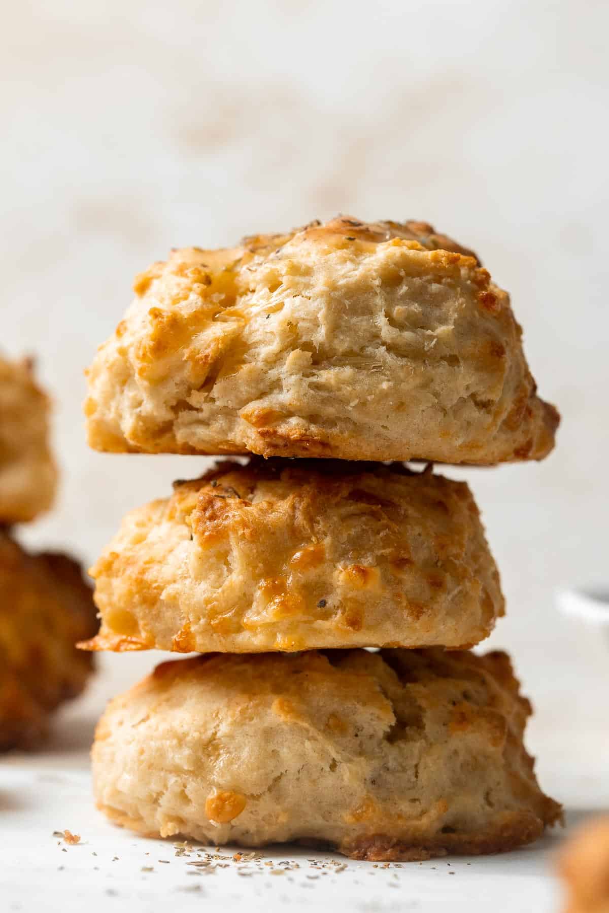 Flaky Garlic Cheddar Biscuits are a simple but delicious and flavorful no yeast bread that is ready for the oven with less than 15 minutes prep. | aheadofthyme.com