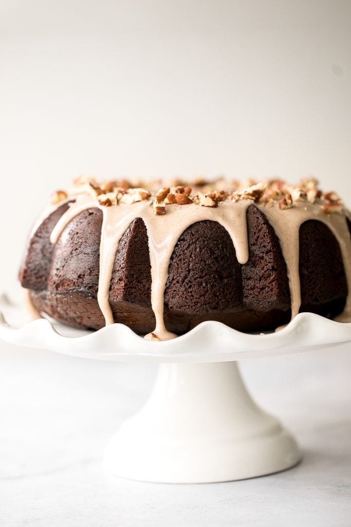  Ce gâteau bundt festif en pain d'épice avec glaçage à la cannelle à l'érable et aux pacanes est humide, doux et moelleux, et rempli d'épices chaudes des Fêtes. / en avant du mythe.com 