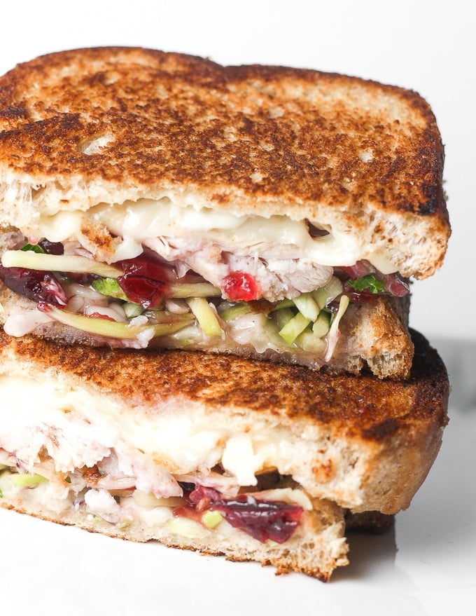 Auf der Suche nach komfortablem Essen in einer Handportion? Nun, setzen Sie diese Urlaubsreste gut ein und machen Sie ein übrig gebliebenes Thanksgiving-Truthahn-Sandwich mit Cranberrysauce! / aheadofthyme.com