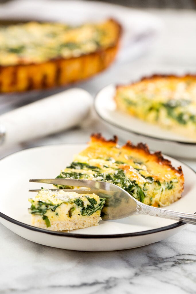 Spinach and feta quiche is healthy and gluten-free with a keto cauliflower crust and savoury vegetarian filling. Serve for breakfast, lunch or dinner. | aheadofthyme.com