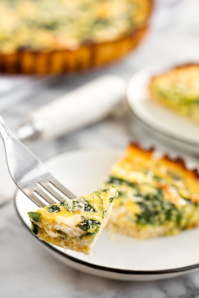 Spinach and feta quiche is healthy and gluten-free with a keto cauliflower crust and savoury vegetarian filling. Serve for breakfast, lunch or dinner. | aheadofthyme.com