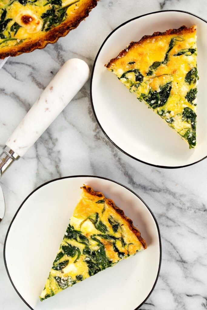 Spinach and feta quiche is healthy and gluten-free with a keto cauliflower crust and savoury vegetarian filling. Serve for breakfast, lunch or dinner. | aheadofthyme.com