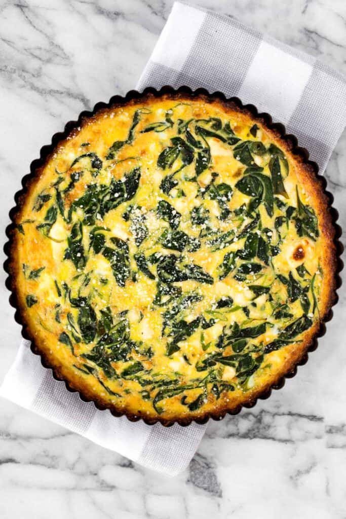 Spinach and feta quiche is healthy and gluten-free with a keto cauliflower crust and savoury vegetarian filling. Serve for breakfast, lunch or dinner. | aheadofthyme.com