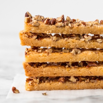These pecan toffee bars combine the flavours of shortbread topped with crunchy nuts to create magic. Prepped in under 10 minutes with only 6 ingredients! | aheadofthyme.com