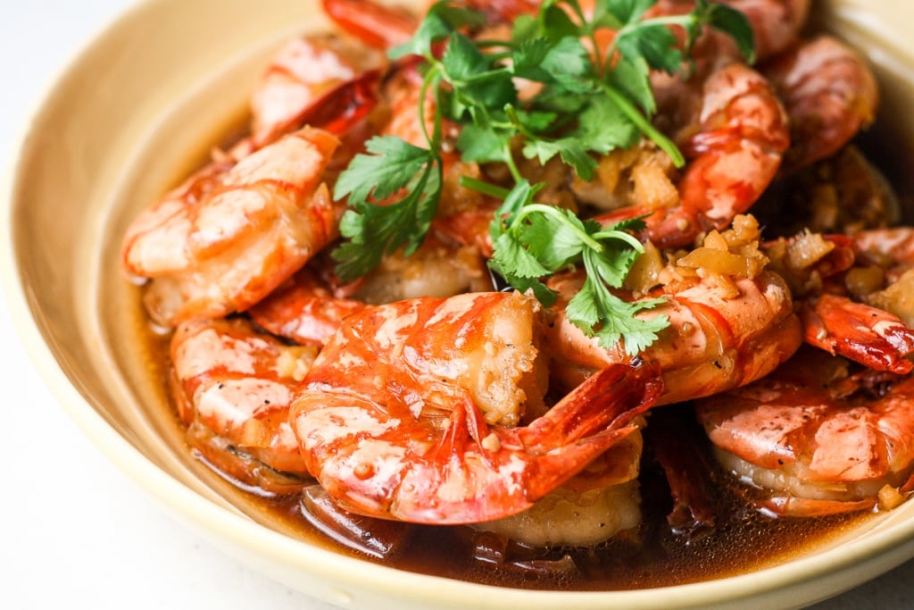 10-minute tiger prawns in garlic ginger soy sauce is juicy, tender and immersed in incredible Asian flavours. It's the perfect weeknight meal. | aheadofthyme.com