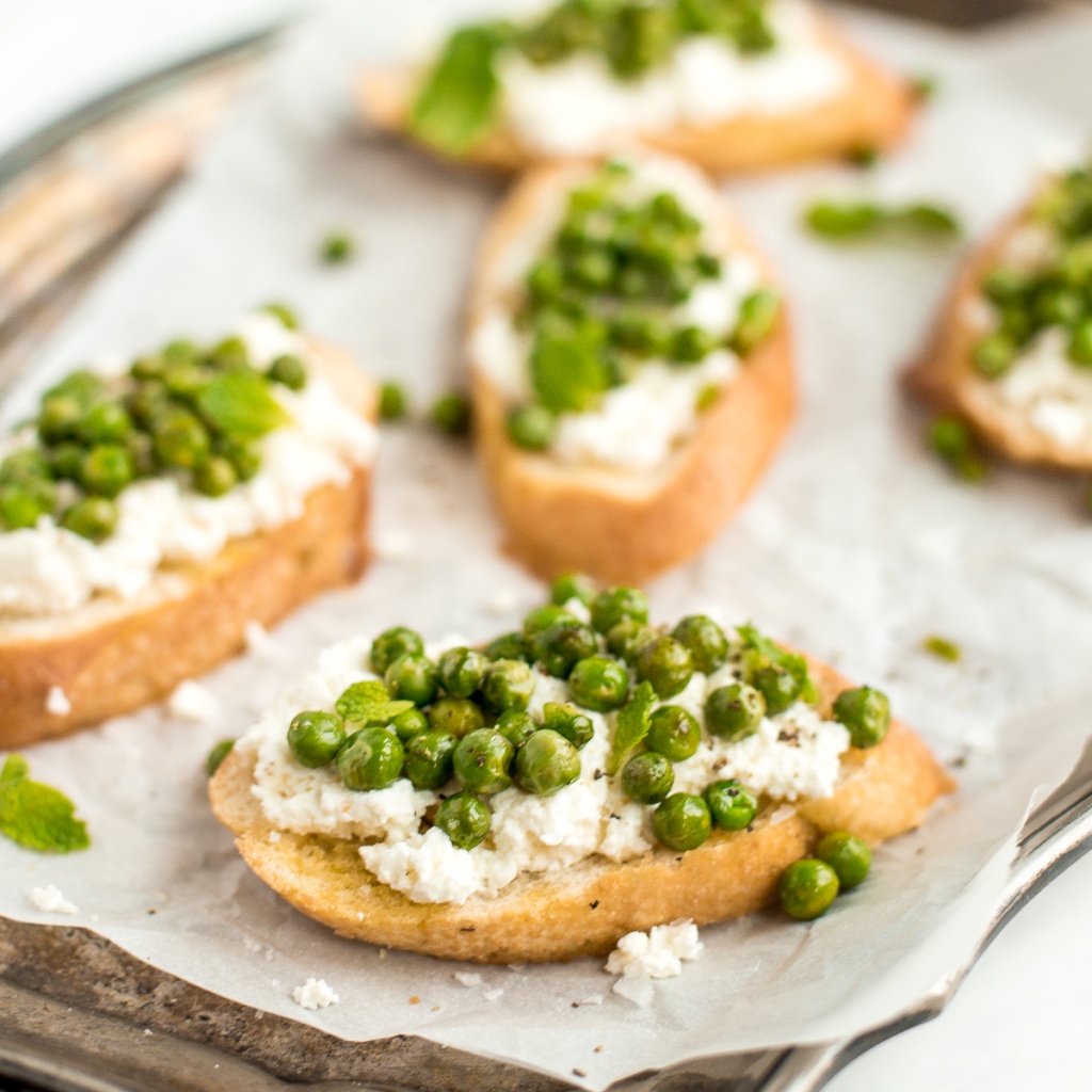 Get ready for spring with this impressive and delicious spring appetizer -- crostini with creamy ricotta, fresh English peas and fragrant mint. | aheadofthyme.com