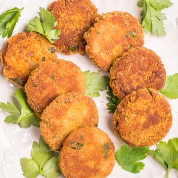 These smoked mackerel fish cakes are just right... crunchy on the outside and soft on the inside, packed with tons of flavour in every bite. Ready in literally minutes, they are a go-to weeknight meal or entertaining option. | aheadofthyme.com