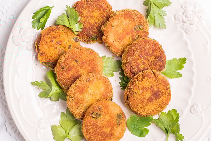 These smoked mackerel fish cakes are just right... crunchy on the outside and soft on the inside, packed with tons of flavour in every bite. Ready in literally minutes, they are a go-to weeknight meal or entertaining option. | aheadofthyme.com