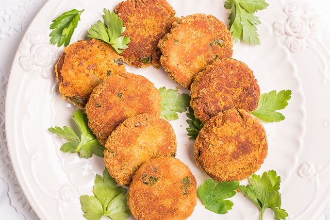 These smoked mackerel fish cakes are just right... crunchy on the outside and soft on the inside, packed with tons of flavour in every bite. Ready in literally minutes, they are a go-to weeknight meal or entertaining option. | aheadofthyme.com