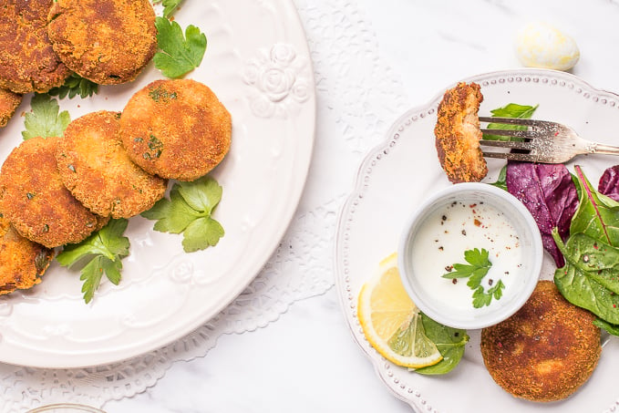 These smoked mackerel fish cakes are just right... crunchy on the outside and soft on the inside, packed with tons of flavour in every bite. Ready in literally minutes, they are a go-to weeknight meal or entertaining option. | aheadofthyme.com