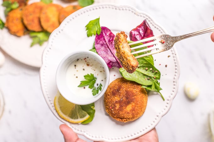 These smoked mackerel fish cakes are just right... crunchy on the outside and soft on the inside, packed with tons of flavour in every bite. Ready in literally minutes, they are a go-to weeknight meal or entertaining option. | aheadofthyme.com