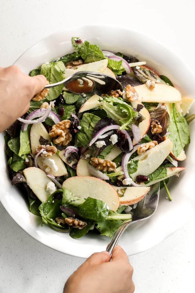 Essen Sie noch heute einen Apfel und halten Sie den Doktor mit diesem frischen Herbstfavoriten fern - Apfel-Walnuss-Salat mit hausgemachter Balsamico-Vinaigrette. Werfen Sie knusprige Äpfel, knusprige Walnüsse und süße Preiselbeeren für einen Vorgeschmack auf die Feiertage zusammen. | aheadofthyme.com