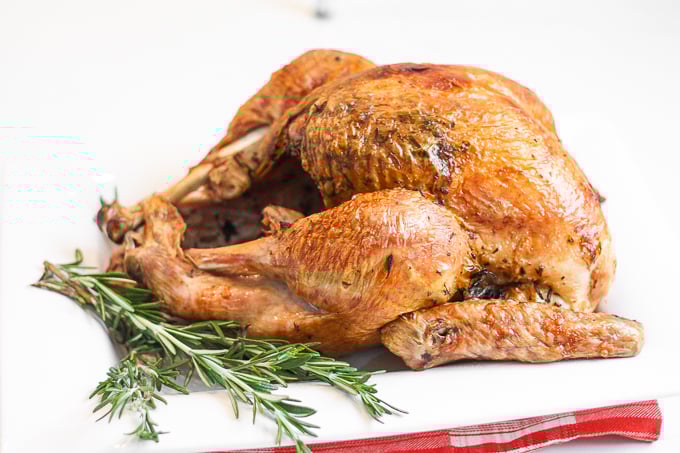 Machen Sie Thanksgiving einfacher mit dem besten und saftigsten gebratenen Truthahn aller Zeiten! Es kocht schneller und erfordert keine Salzlake! | aheadofthyme.com