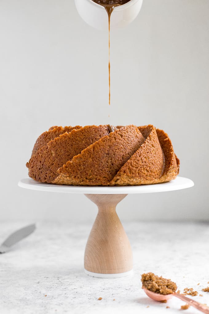  ingen kommer att kunna motstå denna perfekt söta och fuktiga, glaserade brown sugar bundt-tårta. Gjord med grekisk yoghurt för större dekadens och rikedom! | aheadofthyme.com